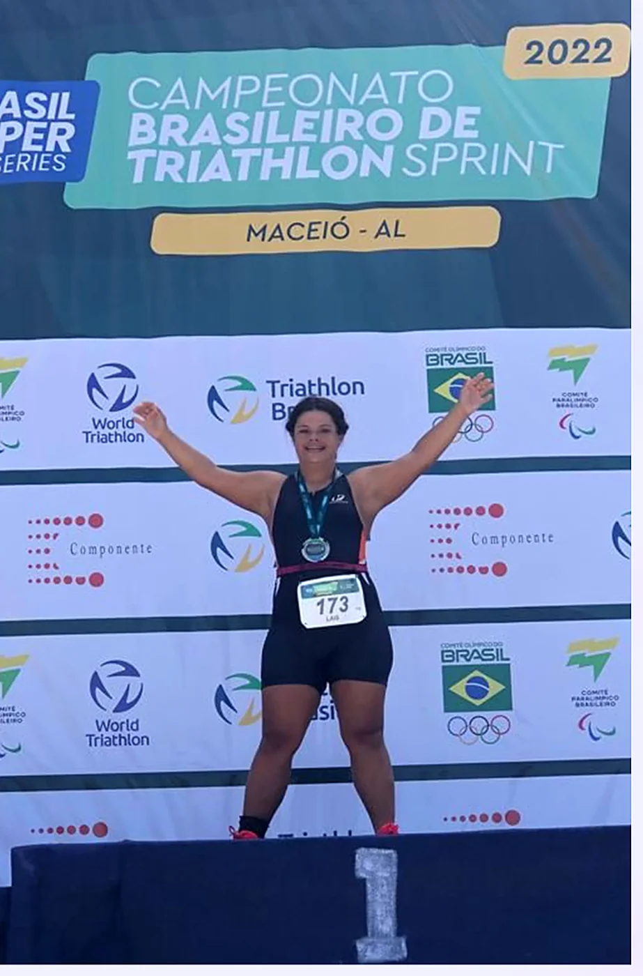 Lais Oliveira no pódio do Campeonato Brasileiro de Triathlon Sprint, de braços abertos.
